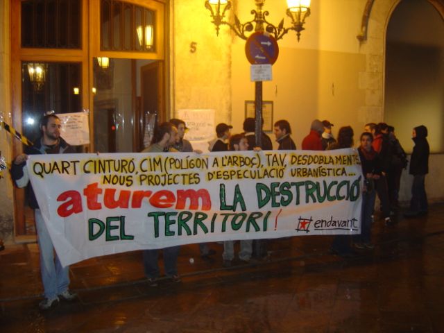 L’extracció d recursos naturals, la destrucció d’ecosistemes, la depredació dl territori, contaminació d l’aigua, l’aire i la terra es fan d manera gratuïta x a les empreses mentre som les persones, treballadores, habitants d’aquests territoris,les qui en paguem les conseqüències