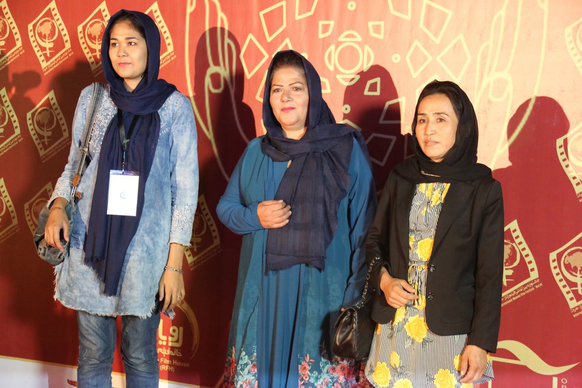 عبور فیلمسازان افغانستان از فرش سرخ پنجمین جشنواره بین المللی فیلم زنان- هرات
Afghan filmmakers walking on the Red Carpet of the 5th Herat International Women's Film Festival
#Afghanistan #Cinema #film #women #festival