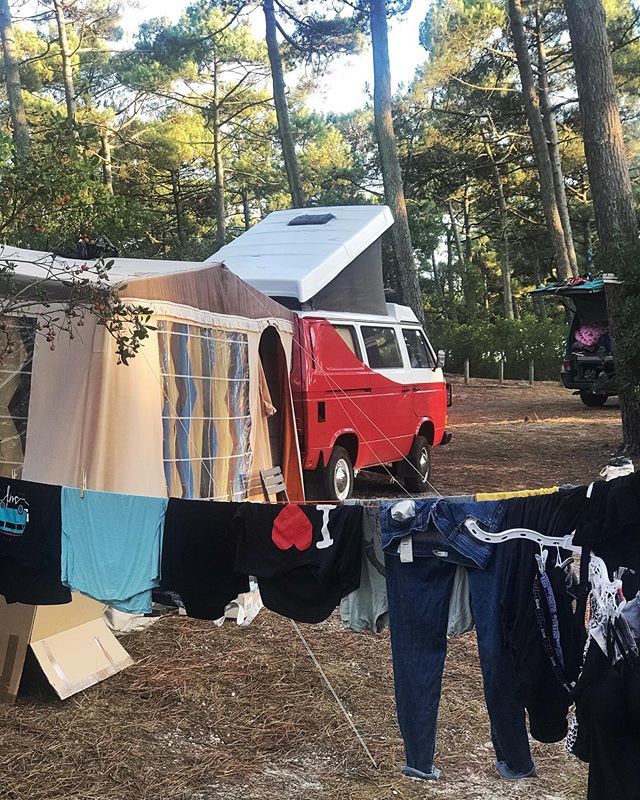 flomotionprod's tweet photo. Summer au PORGE : là où tout n’est que LUXE, SURF et CAMPING CAR ALLEMAND. #Holidays #Love #Quiet #Vanlife #hippystyle #naturelovers #vwt3syncro #caravan https://t.co/mHmAmbipPV