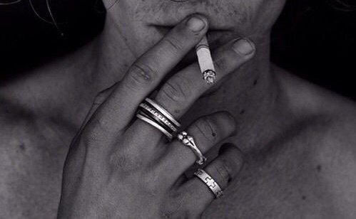 Hermano mayor de Emily

     ◈ Nombre a elección. Edad: 27 años.
     ◈ Trama mas o menos marcada.
     ◈ Fc a elección. 
     ◈ Rol medio/ extensión. 

Cualquier duda → Md. 
Rt para encontrarle.