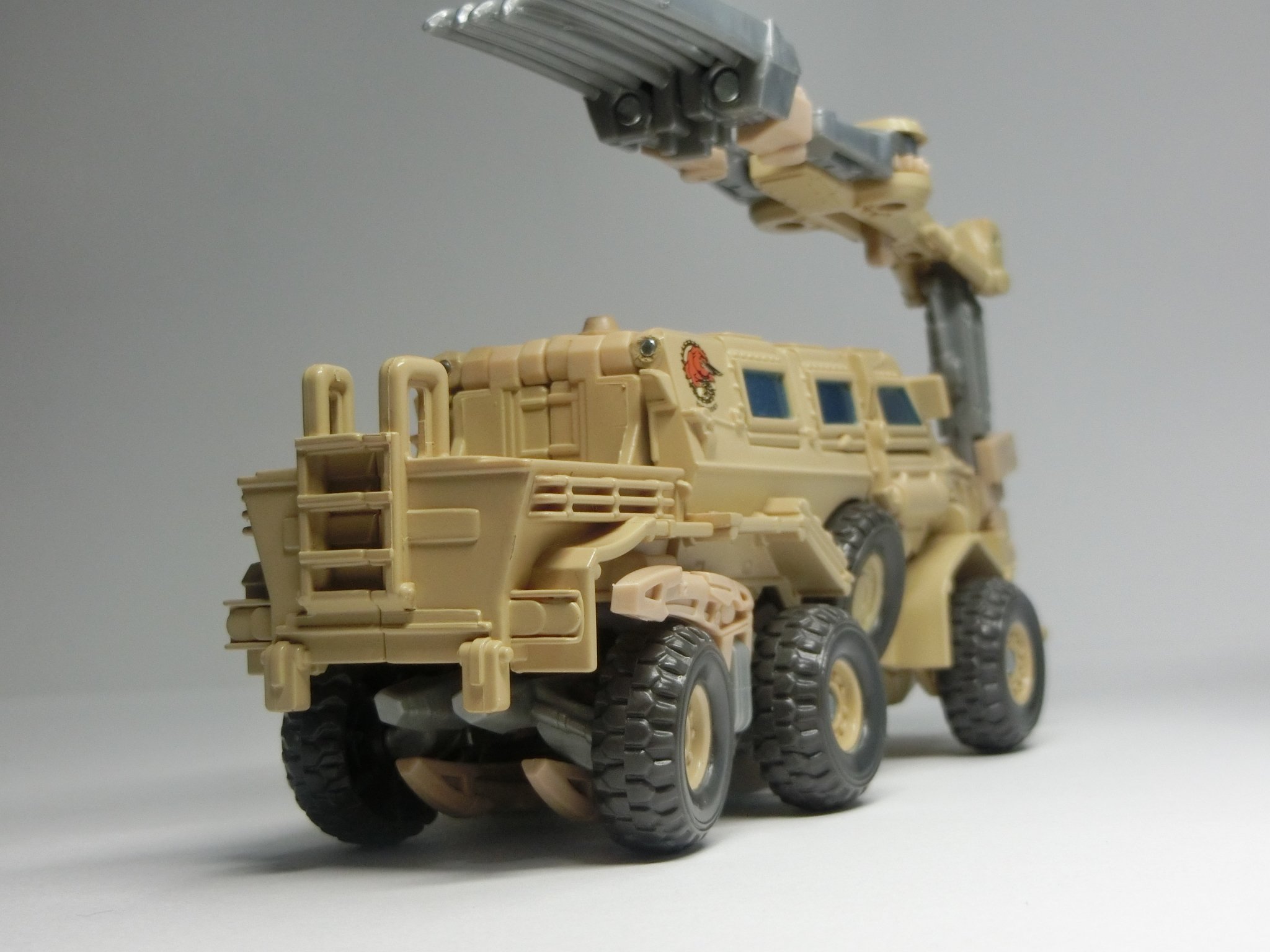 Kの牛番 ブルドッグのマークのついた バッファロー地雷除去車から 形容しがたいモンスターの姿に 変形する金属生命体