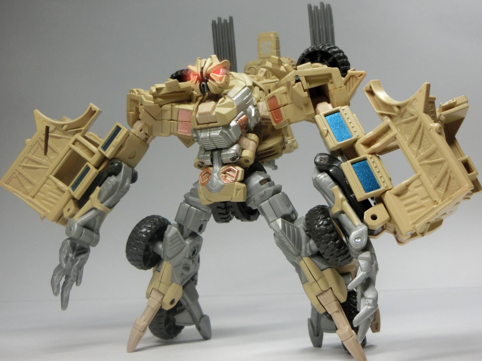 Kの牛番 ブルドッグのマークのついた バッファロー地雷除去車から 形容しがたいモンスターの姿に 変形する金属生命体