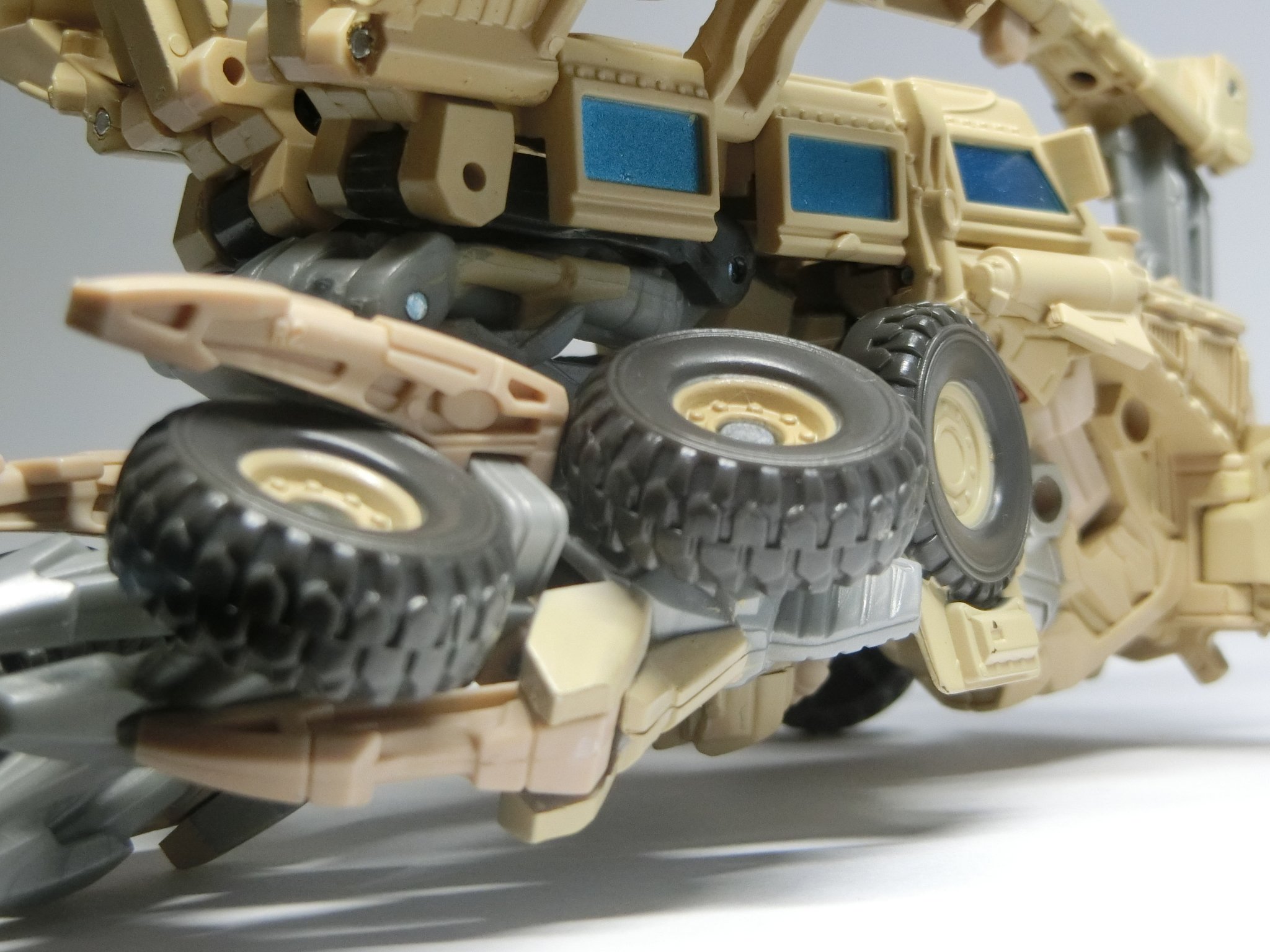 Kの牛番 ブルドッグのマークのついた バッファロー地雷除去車から 形容しがたいモンスターの姿に 変形する金属生命体