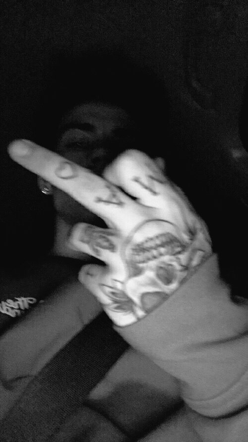 Hermano mediano. 

    ◈ Nombre a elección. Edad 25 años
    ◈ trama mas o menos marcada
    ◈ Fc a elección. 
    ◈ Rol medio/ extenso. 

Cualquier duda → Md.
Rt para encontrarle