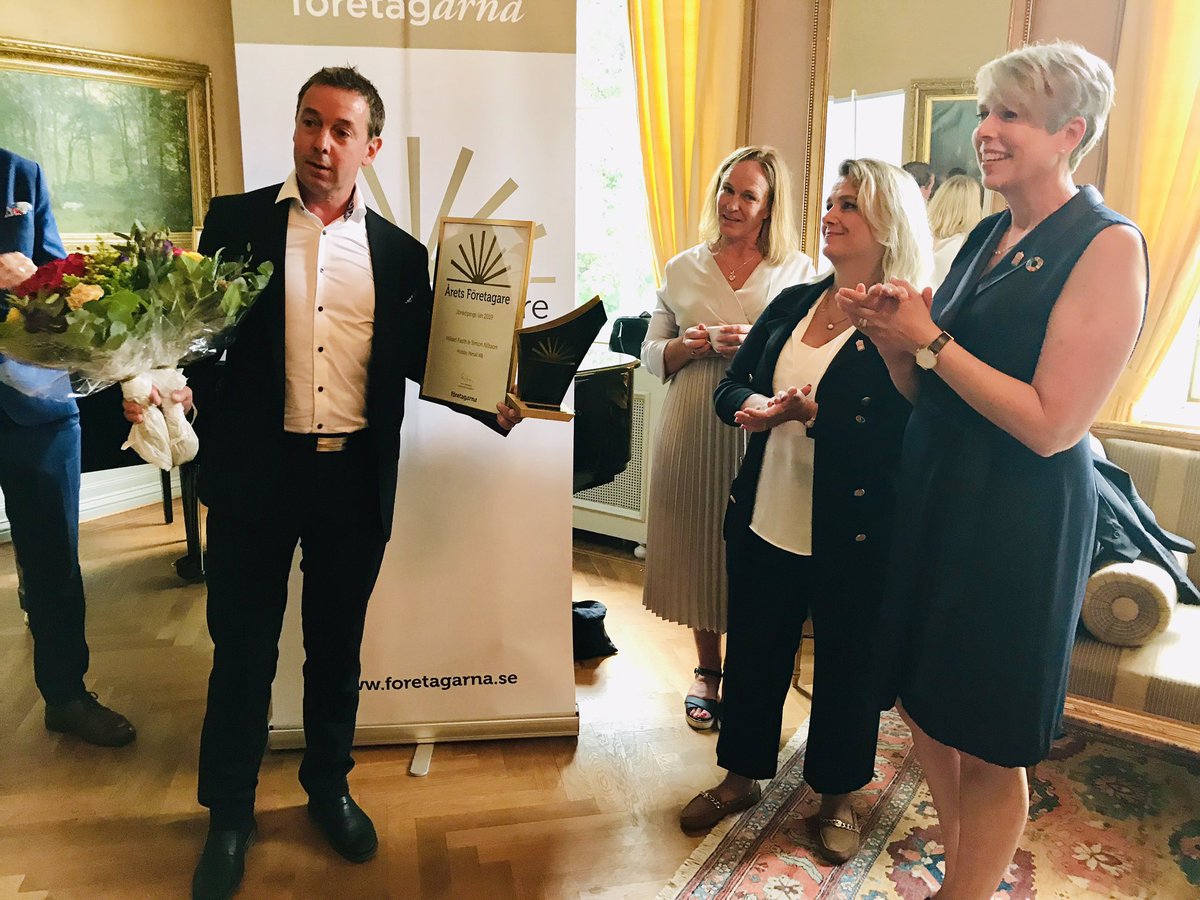 Stort grattis till Mikael Fasth och Simon Nilsson, Holsby Metall AB i Vetlanda kommun - #åretsföretagare i Jönköpings län!
 <a href="/ForetagarnaJKPG/">Företagarna Jkp län</a> och landshövding <a href="/HelenaJonsson4/">Helena Jonsson</a> delade nyss ut priset