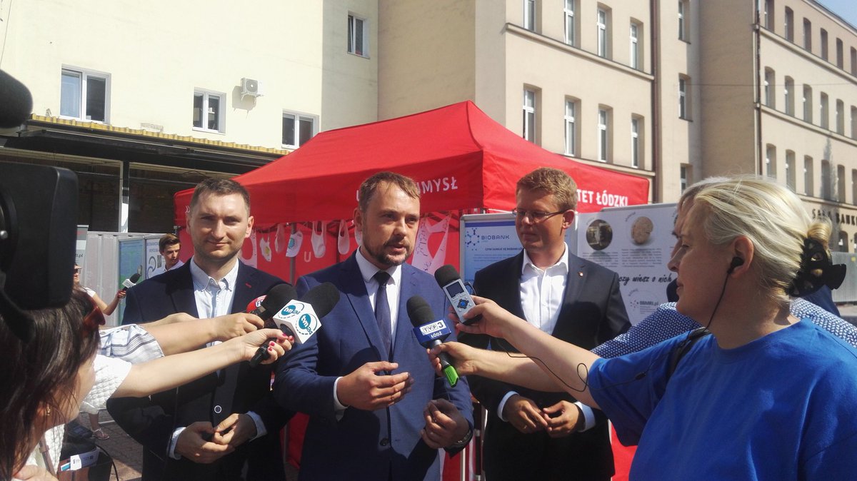 LodzBiobank's tweet photo. Konferencja z udzialem Pana Prezydenta @ViceWieczorek, Rektora Uniwersytetu lodzkiego @unilodz oraz Kierownika i Lidera Biobankowaniu @LodzBiobank już za nami. Teraz Łodzianie mogą zobaczyć i poznać czym jest #biobankowanie, jak można oddać ślinę do #Biobanku. 
Zapraszamy ;) https://t.co/XsZfcosUrb