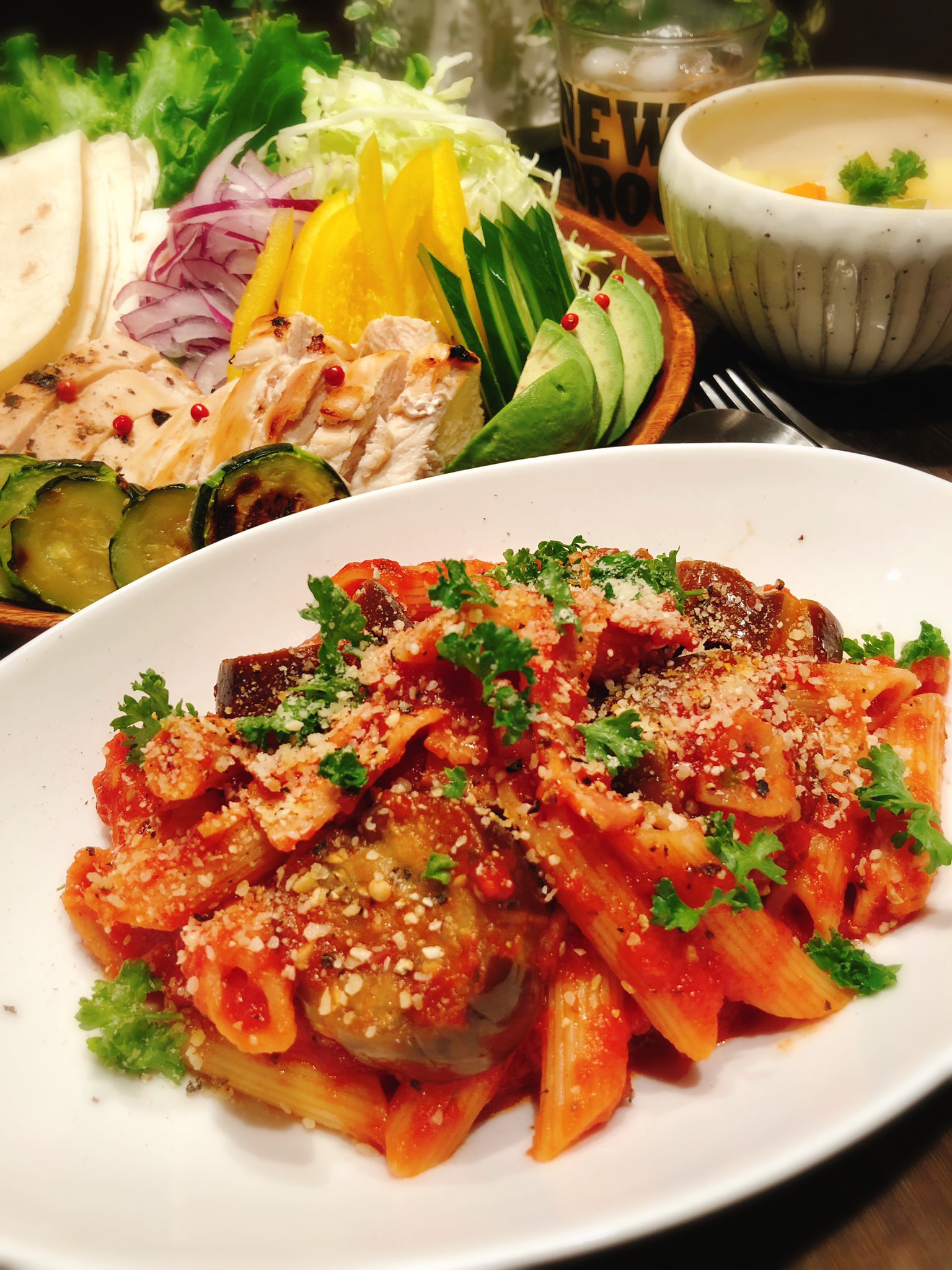 あたろう 夜ご飯 ペンネアラビアータ グリルチキンサラダ 色々野菜スープ リクエストにお応えして茄子とベーコンの アラビアータ まさかのおかわり ﾉ でももう少し辛くて良かったみたい サラダはトルティーヤに巻いてね おうちごはん