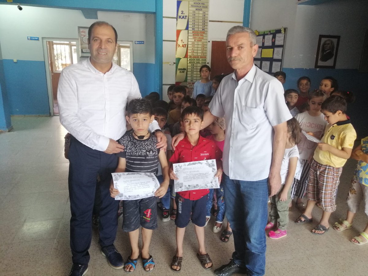 urfaarena's tweet photo. Yaz okulu öğrencileri belgelerini ilçe müdüründen aldı
https://t.co/SiEeIHO277
#UrfaArena #Viranşehir #MilliEğitim
@TurgutMehdi @ViransehirMEM https://t.co/4wZGAB7vwt
