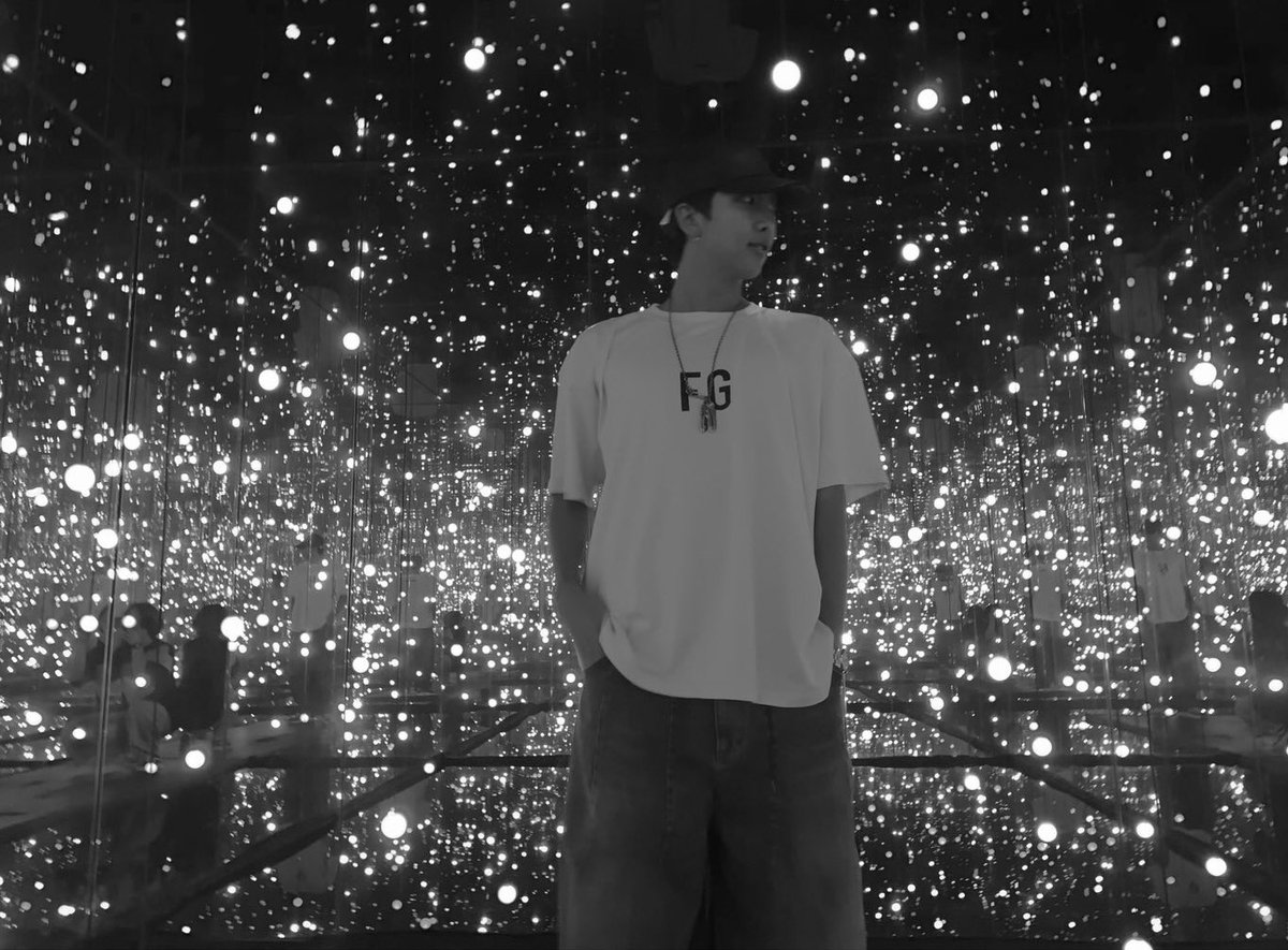 wonderingtae's tweet photo. haha look . its our polaris :D the brightest star in the galaxy n all the lil stars orbit around him, watching him in admiration https://t.co/rWPGchP6V0