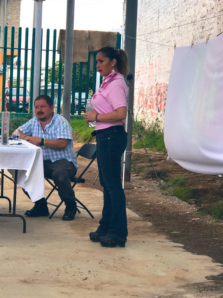 FundacionBasak's tweet photo. #equidaddegenero fue el tema de ayer.
@FundacionBasak apoya al programa de prevención de violencia familiar y de género en @CCuatitlan 
.
.
#ViolenciaDeGénero #ViolenciaFamiliar 
#AEstaHora 
#prevencion 
#abrelosojos https://t.co/A6n6NDVu4S