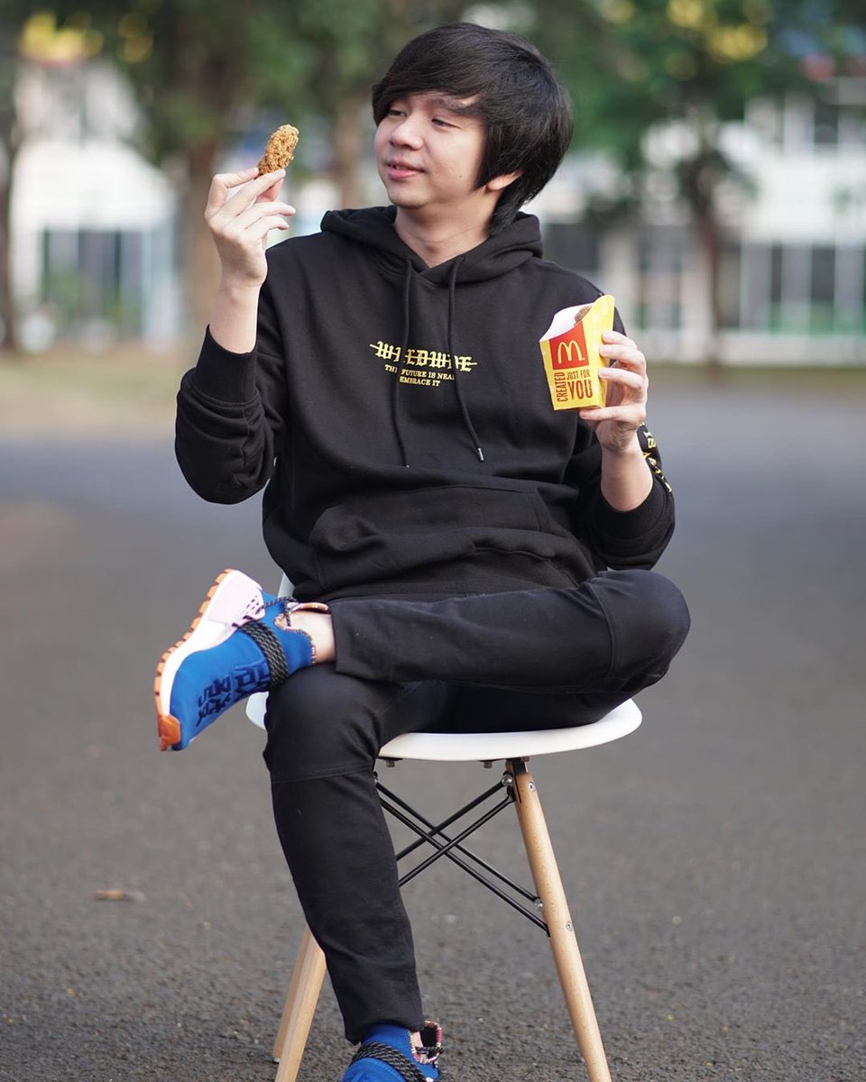 Ternyata, @miawaug dan @daraarafah udah cobain menu hype #GochujangChickenMcD lho, kalau kamu udah belum?

Buat yang udah cobain, sekarang saatnya kamu ikutan "EZ Hype Challenge" #MCDEZHYPE yang pastinya bakal bikin kamu jadi hype.

Caranya langsung aja klik link di bio yaaa 🤙🏼