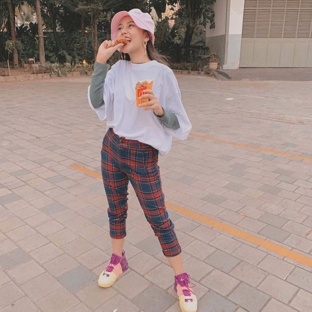 McDonalds_ID's tweet photo. Ternyata, @miawaug dan @daraarafah udah cobain menu hype #GochujangChickenMcD lho, kalau kamu udah belum?

Buat yang udah cobain, sekarang saatnya kamu ikutan "EZ Hype Challenge" #MCDEZHYPE yang pastinya bakal bikin kamu jadi hype.

Caranya langsung aja klik link di bio yaaa 🤙🏼 https://t.co/HynFCuyAAV