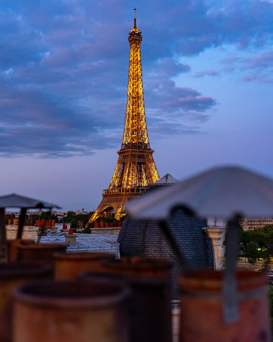 Une soirée au top sur les toits parisiens
.
.
#toureiffel #eiffeltower #eiffelofficielle #paris #picoftheday #photodujour