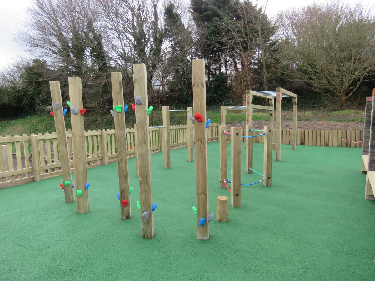 OutdoorPlayUK's tweet photo. Check out our gym equipment that we installed for a school. This is a great way to keep children active and with the artificial grass, you are able to use it all year around, without the worry of muddy shoes! Check out our website for more products or call us or a FREE site visit https://t.co/NUv0SEnHyj