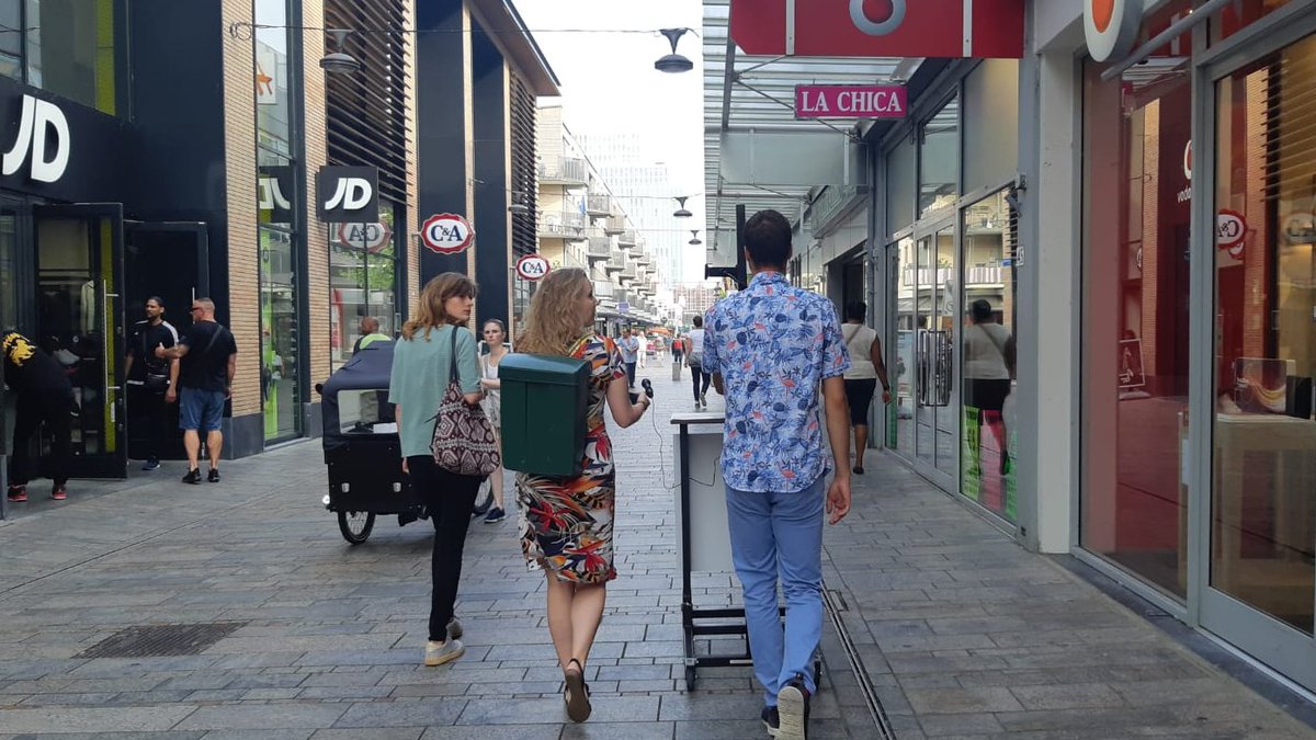 stadsruimte's tweet photo. We zijn vanochtend met onze eigen gemaakte Babbelbox en een brievenbus de straat op gegaan. We hebben gekeken hoe deze tools werken om meningen van bewoners op te halen en hebben leuke gesprekken gevoerd. Voor herhaling vatbaar: vrijdag gaan we weer op pad! #036stadsruimte https://t.co/05Y2X5DNSh