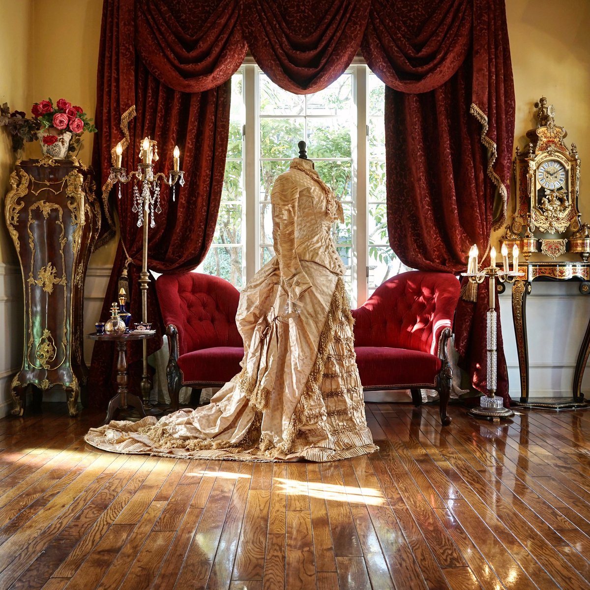 時を超え1870年代英国のヴィクトリアンbustleドレス。素材はシルク