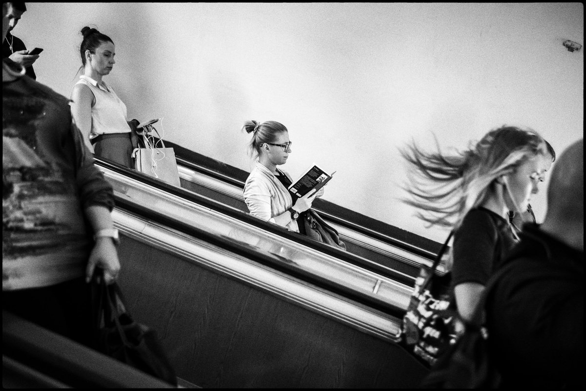Stef_Burlot's tweet photo. [#escalators_sb] S'aérer la tête (et les cheveux) - #Moscou, août 2019.
https://t.co/7a7AcAvBai

#metro #subway #metrogram #subwaygram #moscow #lecture #livre #book #culture #reading #readers https://t.co/2fqIKIlhgn