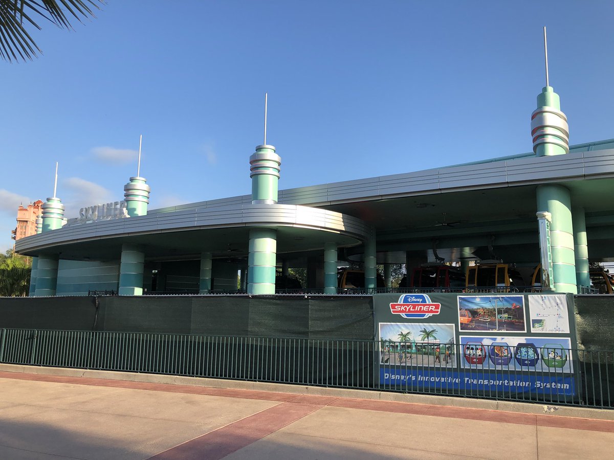 Blog_Mickey's tweet photo. Good morning from Disney's Hollywood Studios where crews are installing some new scaffolding for the Disney Skyliner gondola station, scheduled to open on September 29th
#DisneySkyliner https://t.co/HT91uGvOpH