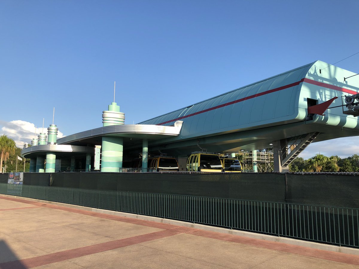 Blog_Mickey's tweet photo. Good morning from Disney's Hollywood Studios where crews are installing some new scaffolding for the Disney Skyliner gondola station, scheduled to open on September 29th
#DisneySkyliner https://t.co/HT91uGvOpH