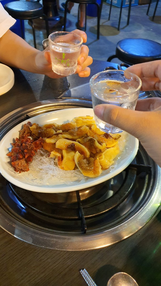 choose__U__'s tweet photo. 크하!!!!! 해산물과 소주는 사랑임미댜🥰😊🥰 https://t.co/0Mz5V8MZON