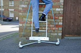 EasiDec's tweet photo. Our Anchor-Fix provides a great solution by widening the base of your ladder and greatly helps stability on sloping ground https://t.co/JA1jifwwEM https://t.co/N0KErjExeN