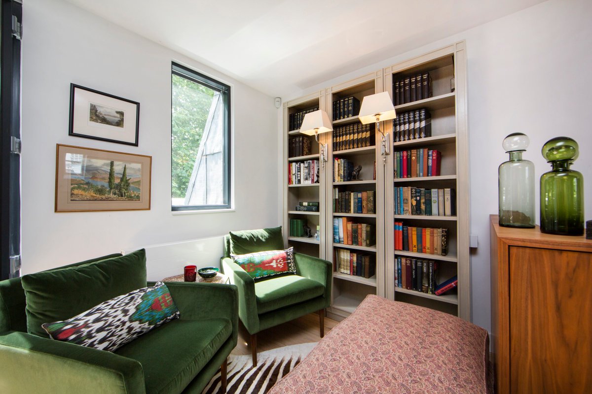 DestLondon's tweet image. The beautifully furnished Porchester Square is now available to rent!🤩 With a balcony, reading area and an open plan reception, this property is perfect for your London retreat.

Click the link in our bio to see more photos and read more information on this lovely maisonette!