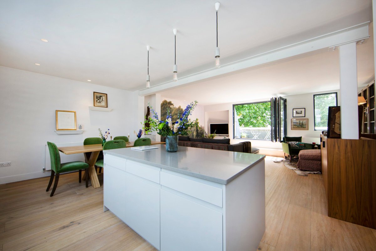 DestLondon's tweet image. The beautifully furnished Porchester Square is now available to rent!🤩 With a balcony, reading area and an open plan reception, this property is perfect for your London retreat.

Click the link in our bio to see more photos and read more information on this lovely maisonette!