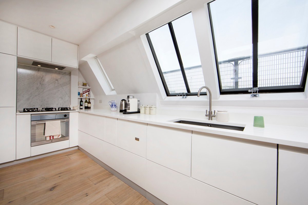 DestLondon's tweet image. The beautifully furnished Porchester Square is now available to rent!🤩 With a balcony, reading area and an open plan reception, this property is perfect for your London retreat.

Click the link in our bio to see more photos and read more information on this lovely maisonette!