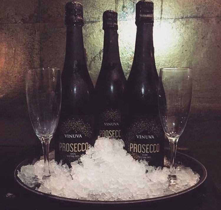 SlugFareham's tweet photo. What’s everyone’s plans tonight? We could make your night even better! It’s Fizz Friday which means only one thing... £13 a bottle of Prosecco until 10pm! As well as our DJ from 9pm till late with some of your favourite tunes all night long!!!  🍾🥂 https://t.co/76IfUJurDK