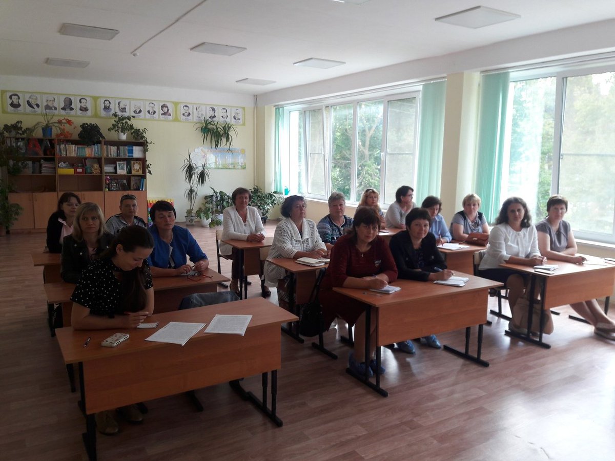 На базе МКОУ "СОШ № 2 п. Теплое им. кавалера ордена Красной Звезды К.Н. Емельянова" состоялось очередное заседание районных методических объединений учителей предметников