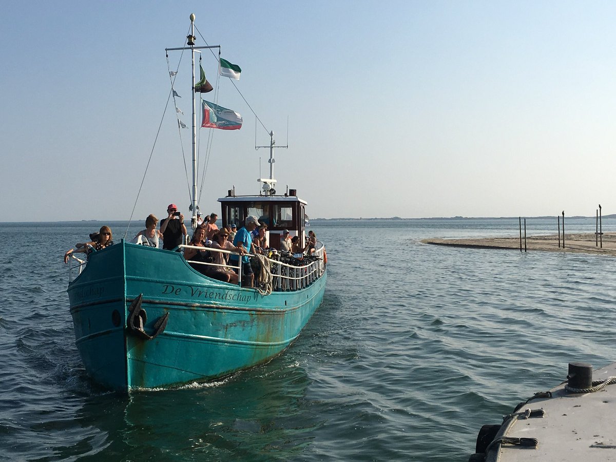 buurtenregio's tweet photo. Excursie #Vlieland is een tocht van #Texel met het #waddenveer de Vriendschap en een grote terrein wagen die over de Vliehors dendert tot aan het #Posthuys. Aan het eind van de middag weer terug. https://t.co/SFcLsgqzON