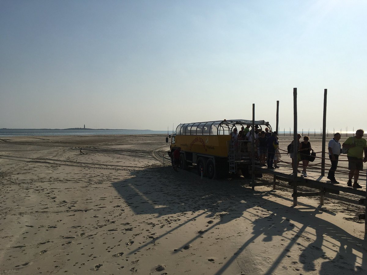 buurtenregio's tweet photo. Excursie #Vlieland is een tocht van #Texel met het #waddenveer de Vriendschap en een grote terrein wagen die over de Vliehors dendert tot aan het #Posthuys. Aan het eind van de middag weer terug. https://t.co/SFcLsgqzON