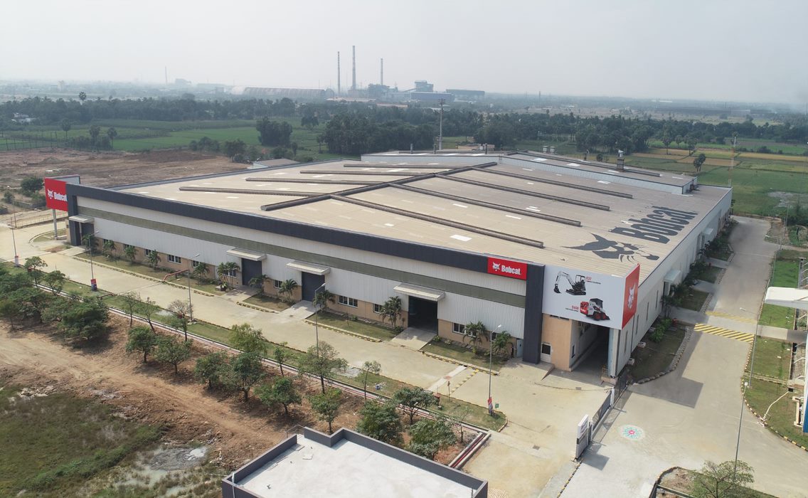 tmurrali's tweet photo. Doosan Bobcat starts mfrg @ it's INR 190Cr plant in Gummudipoondi, Chennai. reach annual prodn 8000 units in 5 yrs. Will make #Backhoe loaders.  Already makes many models in #Skid-Steer Loaders,  Mini #Excavators @AutoParts_Asia
@doosan_babcock @DoosanEquipment https://t.co/tops1psF3H