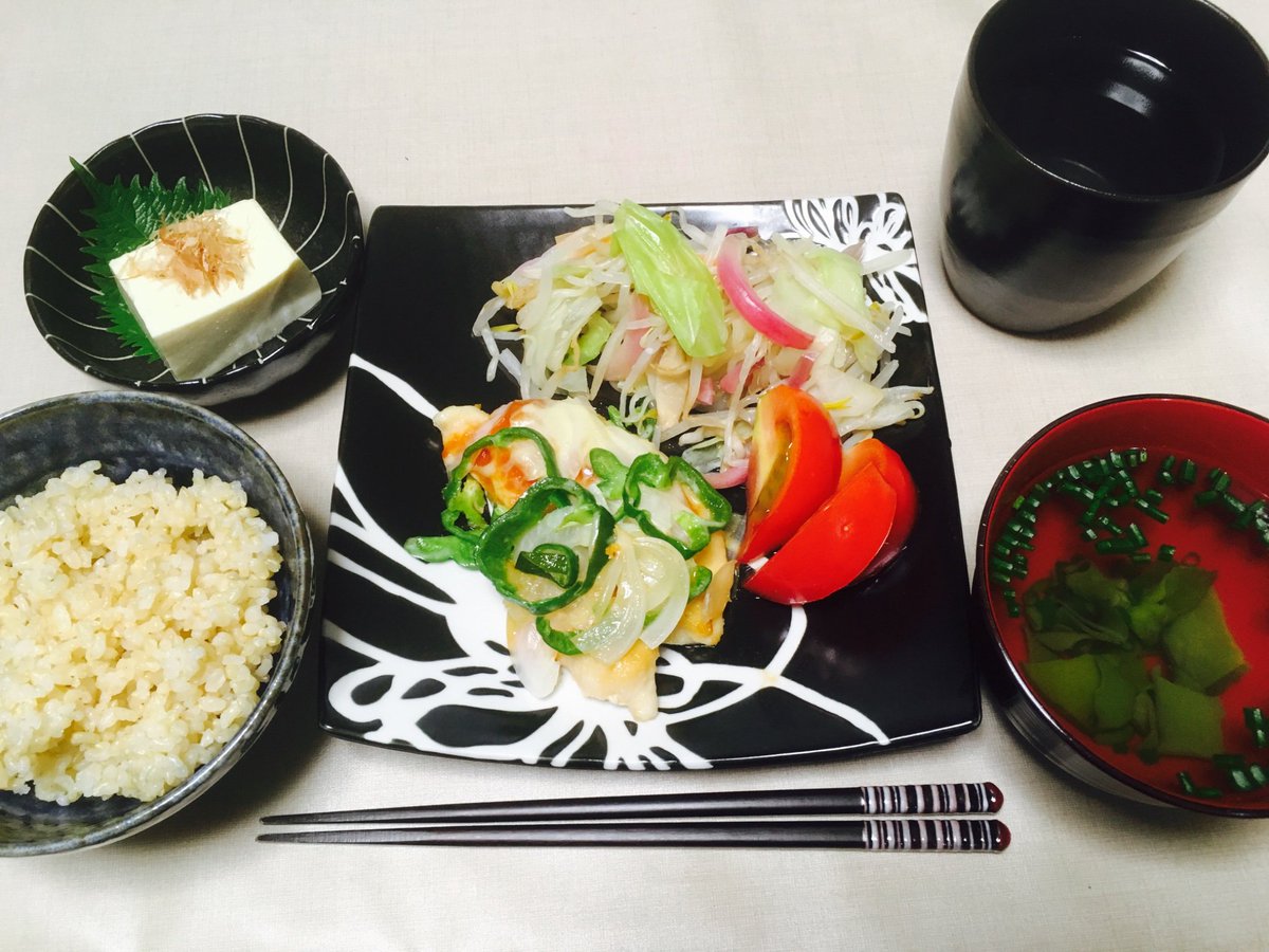 ゆべし 今日のひとり晩ごはん 鶏胸肉のピザ風 野菜炒め トマト 冷奴 インスタントめかぶスープ 鶏胸肉 は大橋由香さんのレシピ シンプルですが皮はパリッと お肉はしっとりして美味しかったです ケチャップの甘さとチーズの塩気がとっても合います
