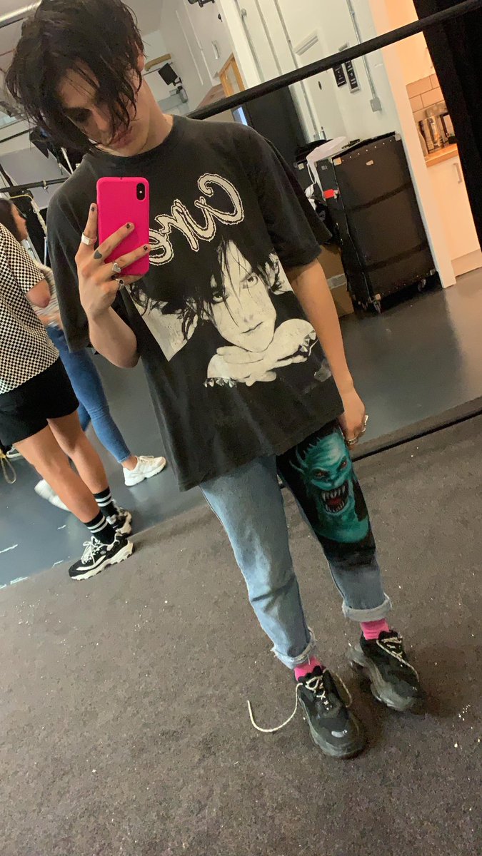 yungblud's tweet photo. tie ur laces https://t.co/wT2T9UyI4y