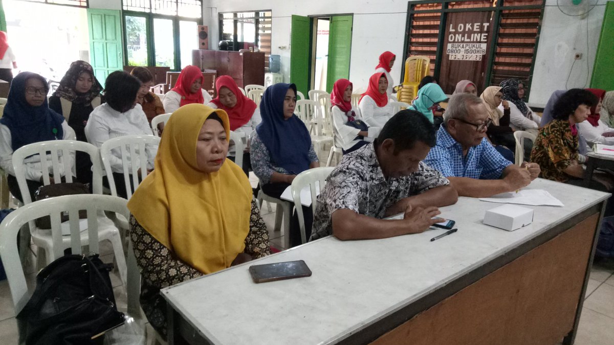 Rabu (28/8) Pelatihan Kader FKK Karangayu dlm pengetahuan dan penanganan penyakit TB dan HIV AIDS dengan narasumber Bp. Yacobus dan Ibu Tri dari Puskesmas Karangayu, dihadiri oleh Kepala Puskesmas Karangayu Bp. Wahyoto
Cc: <a href="/hendrarprihadi/">Hendi (Hendrar P)</a> <a href="/mbakITASMG/">HevearitaGunaryati R</a> <a href="/Tatik22282077/">Tatik</a> <a href="/Kec_SMGBarat/">Kec Semarang Barat</a>