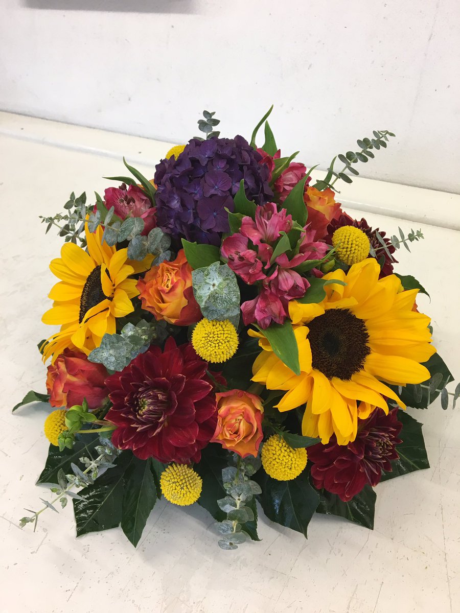Cookesrosefarm's tweet photo. Few arrangements made up today 💐🌻🌻
@FlyJersey @bailiwickxpress @JEPnews @VisitjerseyInfo @Channel103 #tablearrangements #giftideas #gerberas #roses #jerseyflorist #WednesdayMotivation https://t.co/OEjYwl2ct7