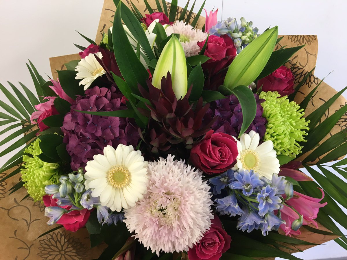 Cookesrosefarm's tweet photo. Few arrangements made up today 💐🌻🌻
@FlyJersey @bailiwickxpress @JEPnews @VisitjerseyInfo @Channel103 #tablearrangements #giftideas #gerberas #roses #jerseyflorist #WednesdayMotivation https://t.co/OEjYwl2ct7