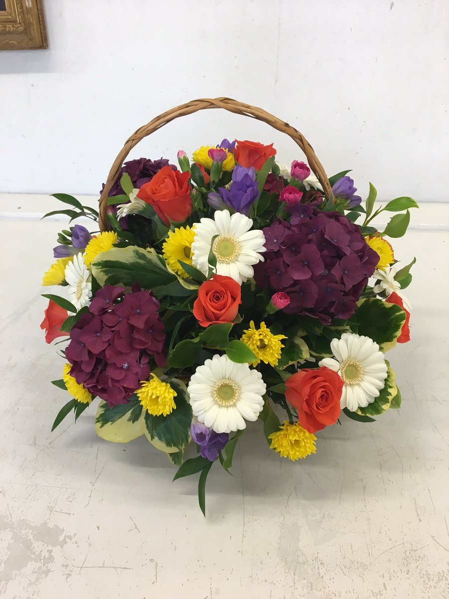 Cookesrosefarm's tweet photo. Few arrangements made up today 💐🌻🌻
@FlyJersey @bailiwickxpress @JEPnews @VisitjerseyInfo @Channel103 #tablearrangements #giftideas #gerberas #roses #jerseyflorist #WednesdayMotivation https://t.co/OEjYwl2ct7