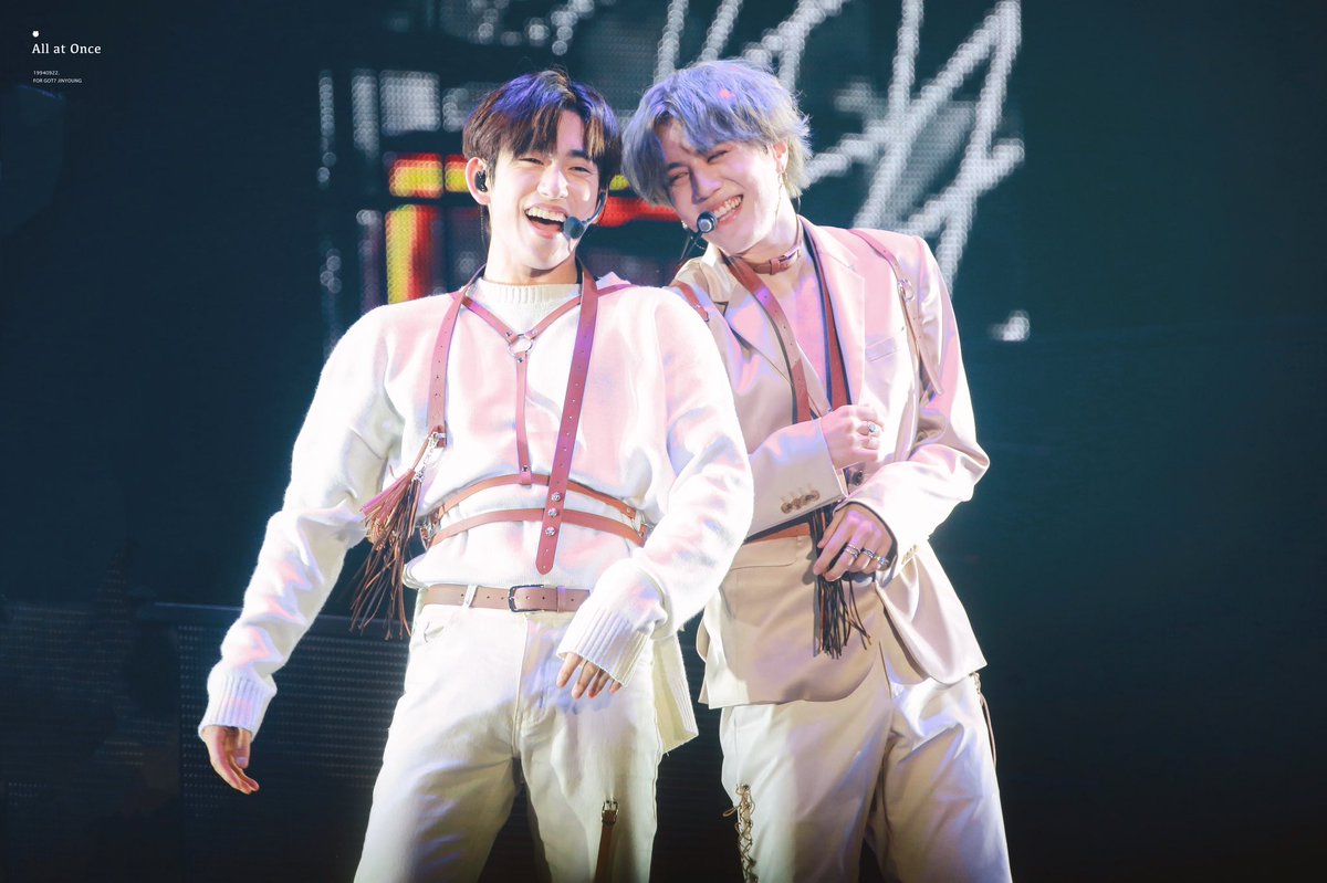 AllatOnce0922's tweet photo. <HQ> 20190203 vs 20190825

Time pass, but you guys are the same❤️😁😁❤️

#진영 #Jinyoung #유겸 #Yugyeom #GOT7   #갓세븐 
@real_Kimyugyeom https://t.co/96i9okMSN0