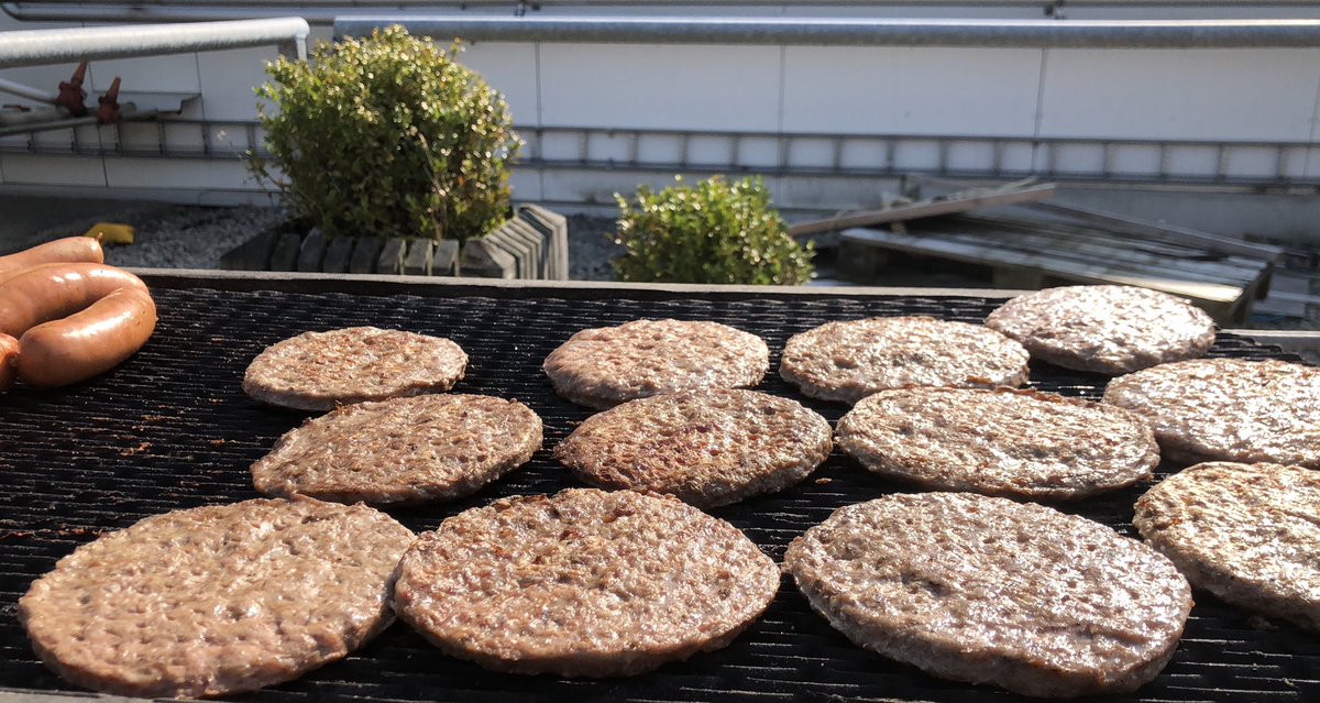 QBentM's tweet photo. Grillmester @karl_svensen i full gang med å grille på Q-Jæren. Grillfesten er en populær feiring som følge av en vellykket uanmeldt kvalitetsrevisjon. Godt jobbet. 👏👏 https://t.co/c4w7exYACN