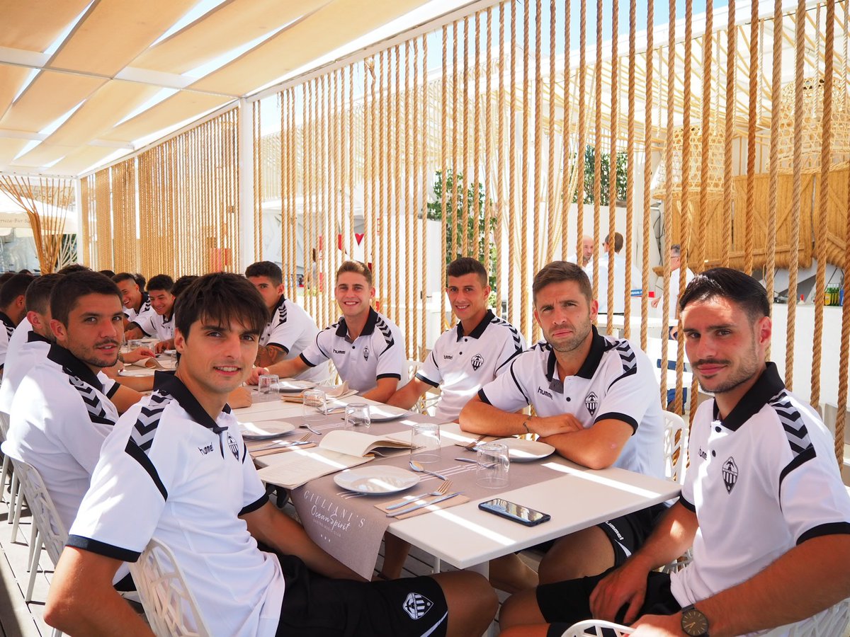 CDCastellon's tweet photo. ¡El @CD_Castellon celebra los 12.000 abonados!
El presidente Vicente Montesinos entrega un abono de honor a Álvaro Amores, gerente de Giuliani's Grupo Gastronómico y patrocinador oficial de la exitosa campaña #CentPerCentAlbinegres
¡Seguimos creciendo! ¡A por los 13.000!
#PPO https://t.co/AiWfWg6HOZ