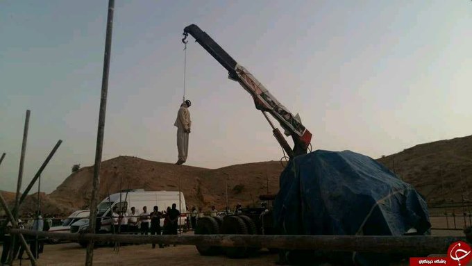 tanhayektiger's tweet photo. حکومتی که جرثقیل را  به جای عمران برای اعدام بکار می‌گیرد ! حتماً  اهدافش از انرژی هسته ای صلح آمیز است.
#حمیدرضا_درخشنده https://t.co/rjb94BYDXa