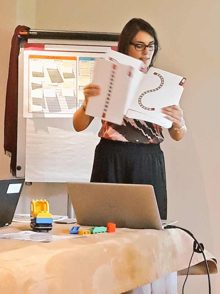 faspe_edelvives's tweet photo. @EdelvivesPRO nos cuenta las claves del proyecto transversal de #NextSteamEdelvives para la implantación de la robótica en Ed. Infantil con #LEGOcoding Express de @LEGO_Education #EstamosDeVuelta https://t.co/wNU2zyIwJ1