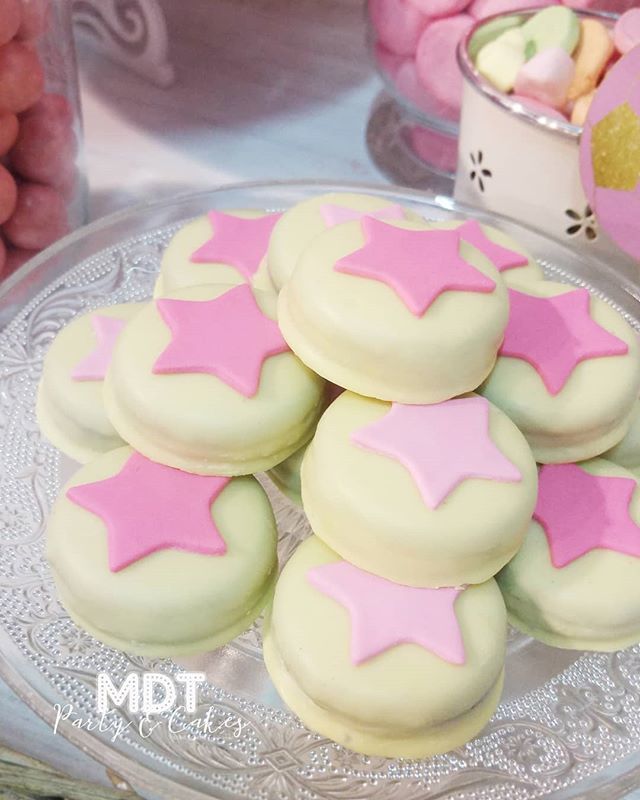 mdt_party_cakes's tweet photo. Nuestras oreos siempre son un exito! A mi me encantan decorarlas pero comerlas me gustan mas sin cubrir con cholate, y a ti como te gustan mas ? .
#oreos #chocolatecoveredoreos #oreocookies #sweettreats #partytreats #sweetstable #mesadulcecomunion #mesadโฆ https://t.co/nfnoYTxGvb https://t.co/eUknR6Md1R