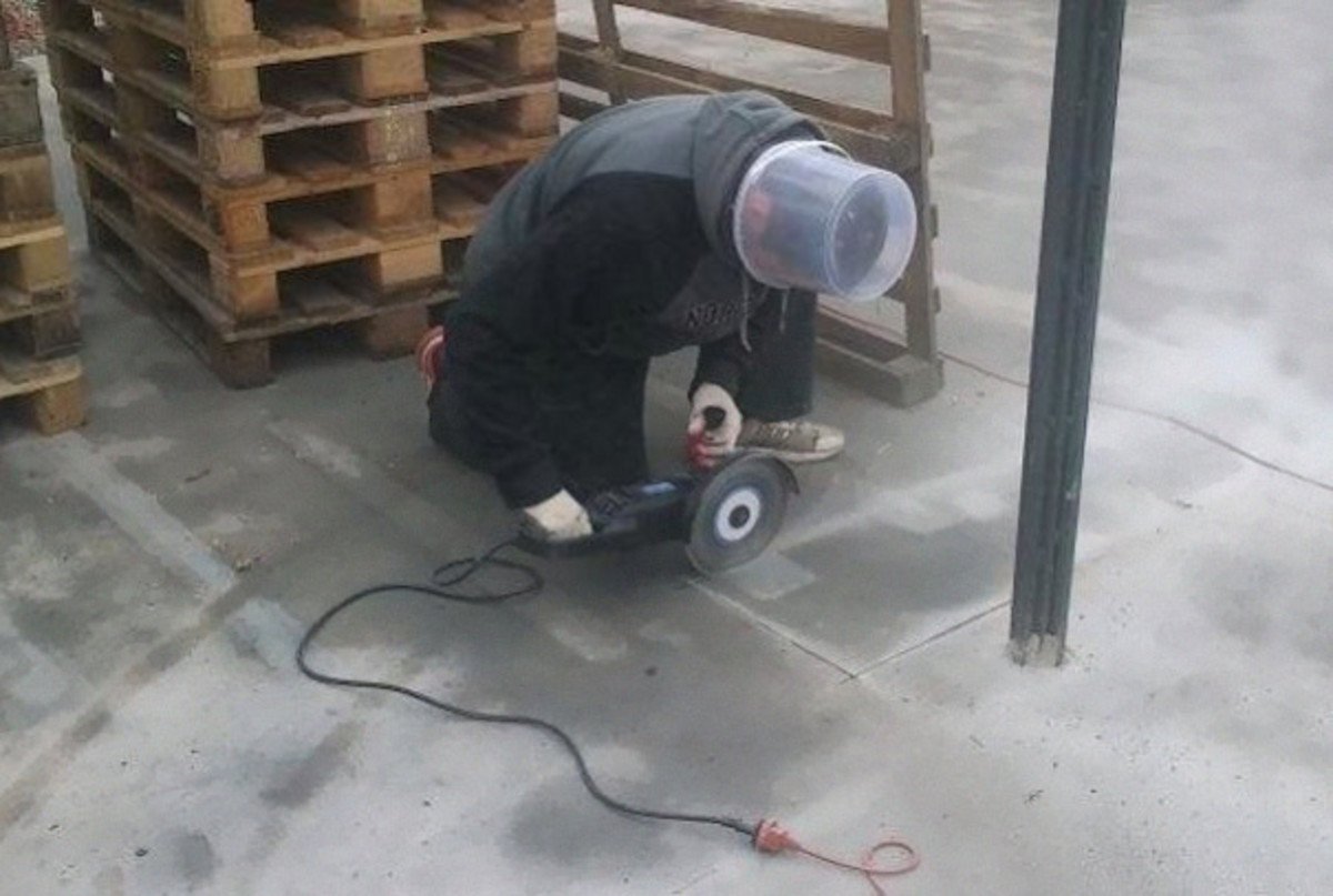 OSHAcademy's tweet photo. Interesting type of face mask.... thoughts? #oshaisthissafe #safety_fail #safetyfail #osh #unsafe #face https://t.co/95aCcGPy0g