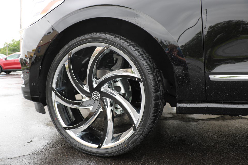 team_iu's tweet image. This #WheelWednesday we want you to check out this 2019 #LincolnNavigator:

⚫️ 26" Massiv Chrome/Black Turbino Wheels
⚫️ 305/30R26 Otshu ST-5000 Tires

#customSUV #customnavigator #customlincoln #dubs #dubz #customwheels #massivwheels #turbinowheels #otshutires #teamiu