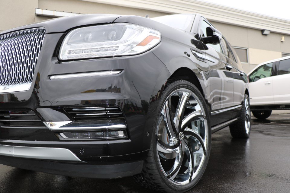team_iu's tweet image. This #WheelWednesday we want you to check out this 2019 #LincolnNavigator:

⚫️ 26" Massiv Chrome/Black Turbino Wheels
⚫️ 305/30R26 Otshu ST-5000 Tires

#customSUV #customnavigator #customlincoln #dubs #dubz #customwheels #massivwheels #turbinowheels #otshutires #teamiu