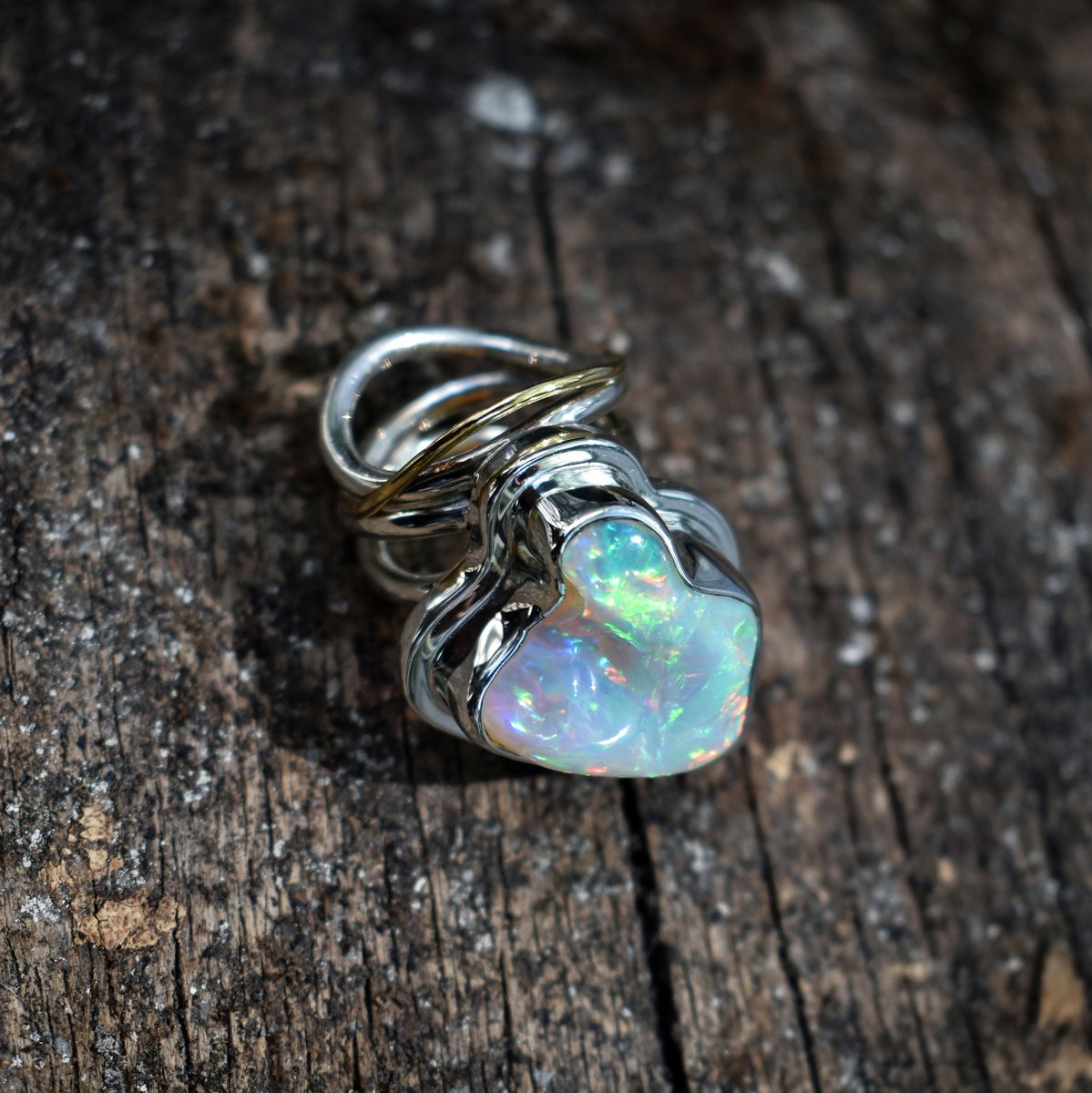 Free Form Supreme 19ct Opal Ring, Made out of Silver.925 &amp;14 kt Gold Detail