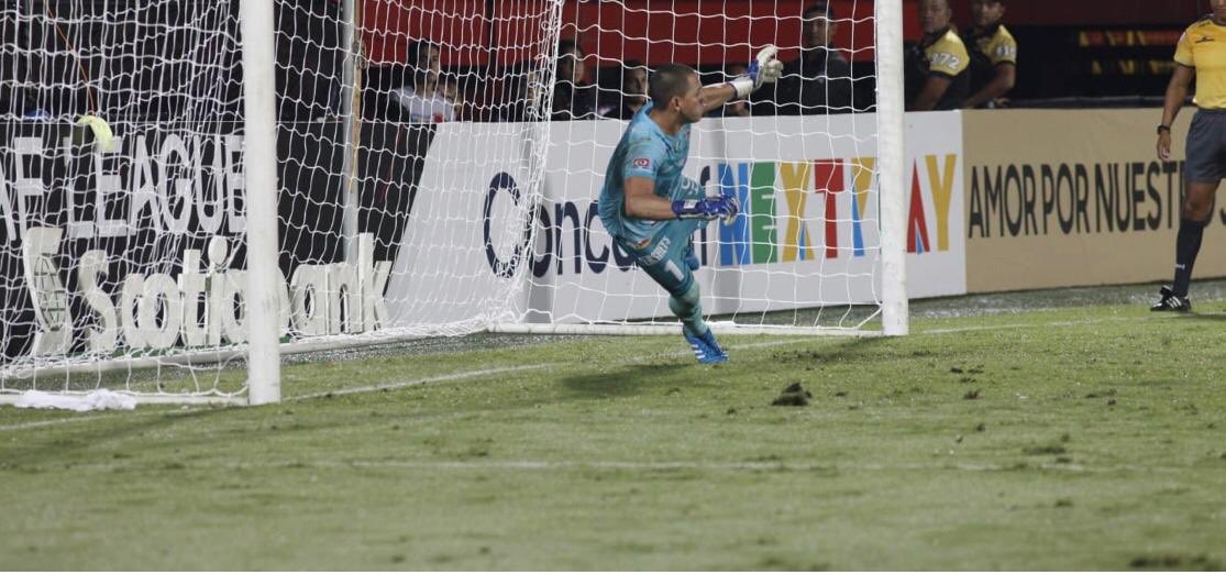 El guardameta Madrigal del AD San Carlos de Costa Rica, colaboró para la clasificación del equipo costarricense en la liga de Concacaf ante Santa Tecla FC, tapando los disparos de Domínguez y Rivera.

Vía <a href="/RIVASMAU/">Mauricio Rivas (Rivasmau)</a>